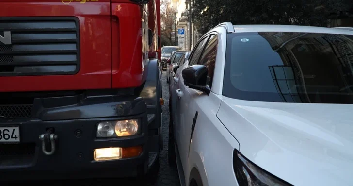 Хаотичная парковка в центре Баку помешала пожарным машинам добраться до очага возгорания