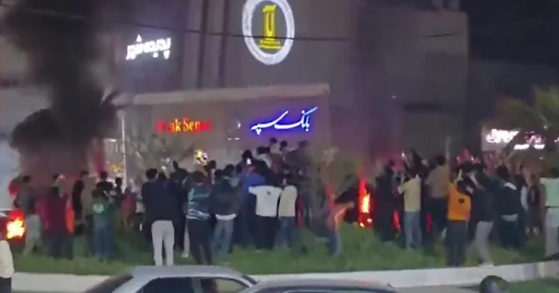 Xameneinin ölümünü qeyd etmək üçün küçələrə axışdılar Video