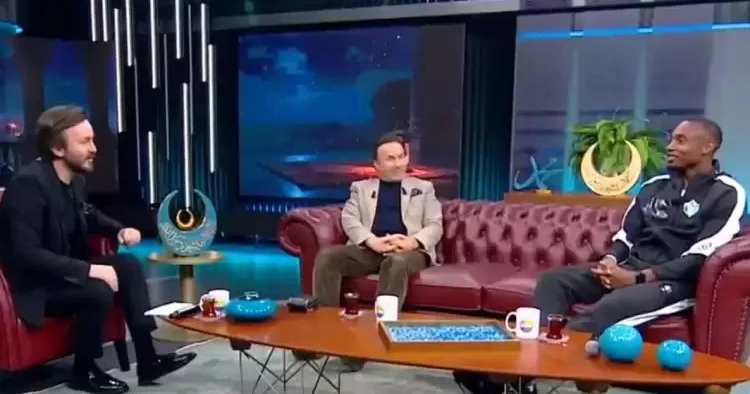 Qvineyalı forvard canlı yayında Kəbədə Hacılar ilahisini səsləndirdi