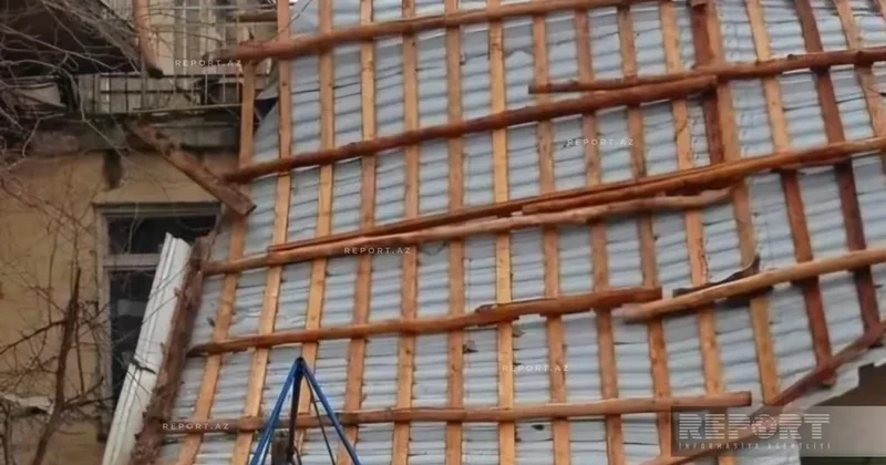 Güclü külək uşaq bağçasının damını uçurdu FOTO