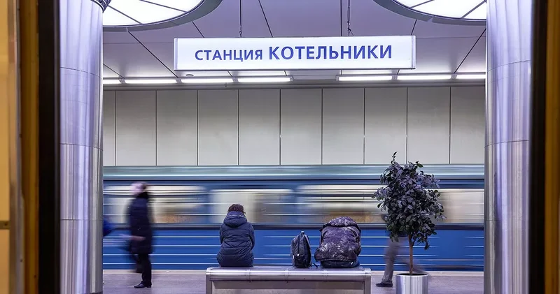 В московском метро пассажир упал под поезд и погиб
