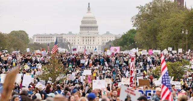 По США прокатилась волна протестов: более 3 100 акций против политики Трампа