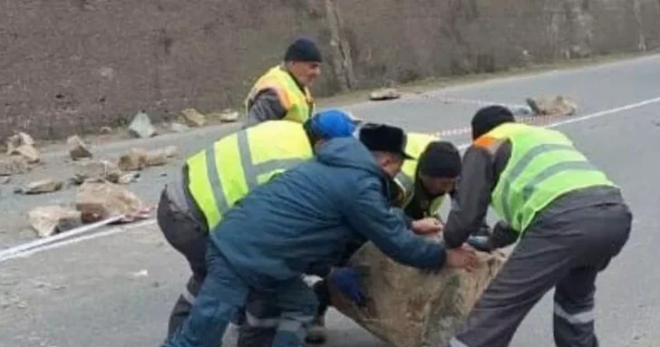 Проливные дожди затопили улицы Армении и вызвали опасные оползни на горных трассах