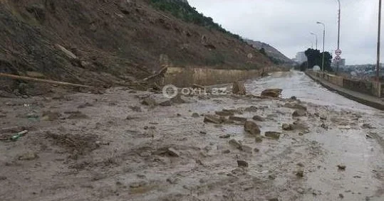 Bakıda hasar maşınların üzərinə aşdı Video