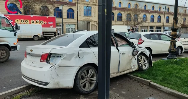Yol kənarında dayanan piyadanı vurdu, özü də yaralandı Foto