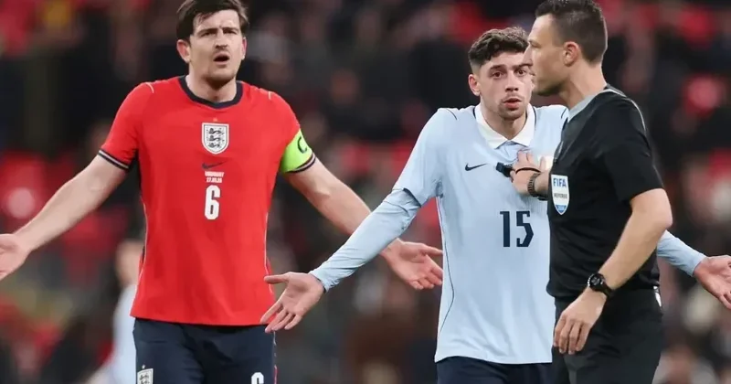 Uruqvaylı futbolçuya iki sarı vərəqə göstərildi, amma meydandan qovulmadı