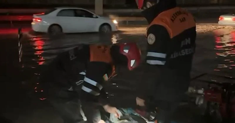 Сотрудники МЧС засучили рукава и ликвидируют последствия дождей видео