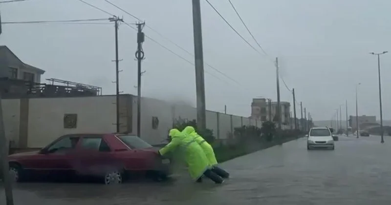 Полиция помогает водителям и пешеходам в условиях ливней ВИДЕО
