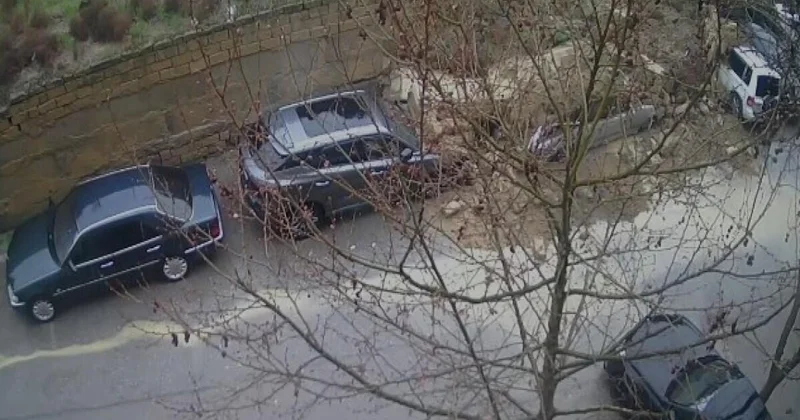 Обрушившийся забор раздавил несколько автомобилей в Баку ВИДЕО