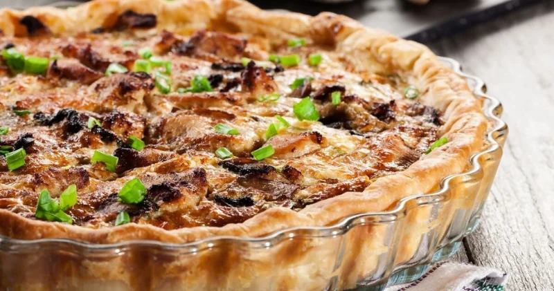 Ароматный киш с курицей и грибами