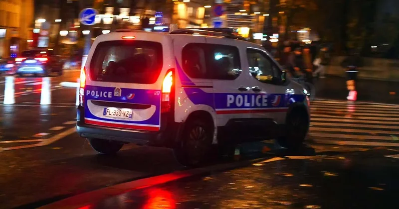 Во Франции 20 человек обстреляли и разграбили мэрию ВИДЕО