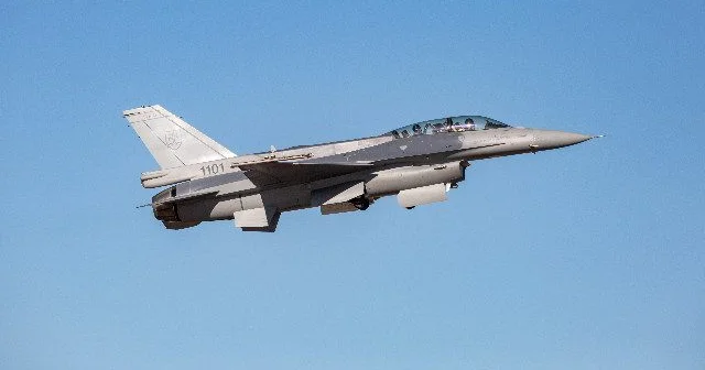 Американский F 16 аварийно сел в Саудовской Аравии из за повреждений
