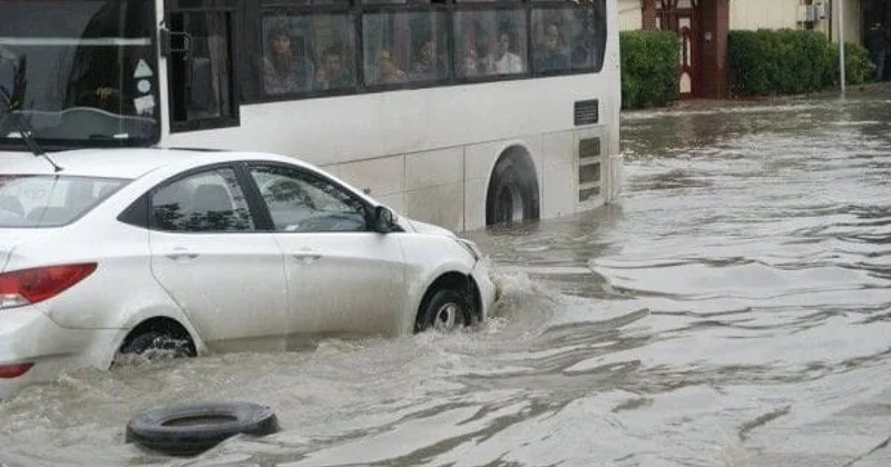Yenə yağış, yenə su altında qalan Bakı... Məsul qurumlar hara baxır?