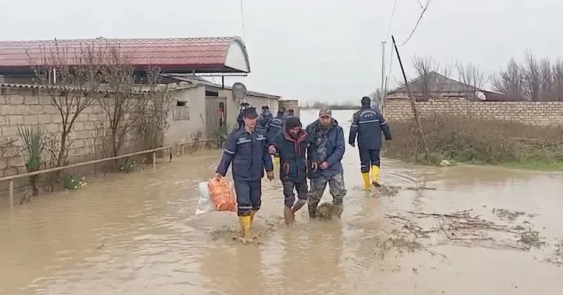 В Хачмазе в результате интенсивных дождей затопило дома, 22 человека эвакуированы