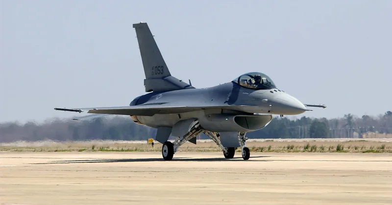 ABŞ yə məxsus zədələnmiş F 16 Səudiyyə Ərəbistanında təcili eniş etdi