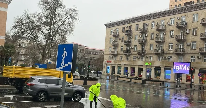 В Баку оперативно устраняют проблемы, возникшие из за ливней ФОТОФАКТ