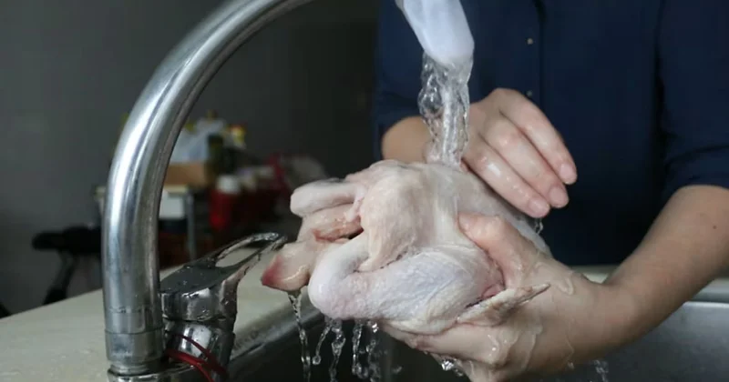Toyuq yumaq vərdişini unudun: Xəstəlik yayırsınız!