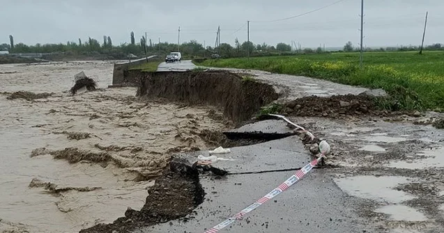 Sel avtomobil yolunu yararsız hala saldı