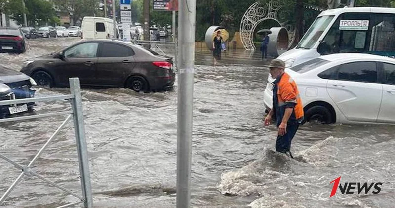 В Махачкале эвакуируются жители домов, подтопленных в результате ливней ВИДЕО
