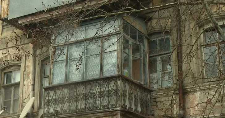 Дом XIX века в Баку находится на грани разрушения: жильцы бьют тревогу