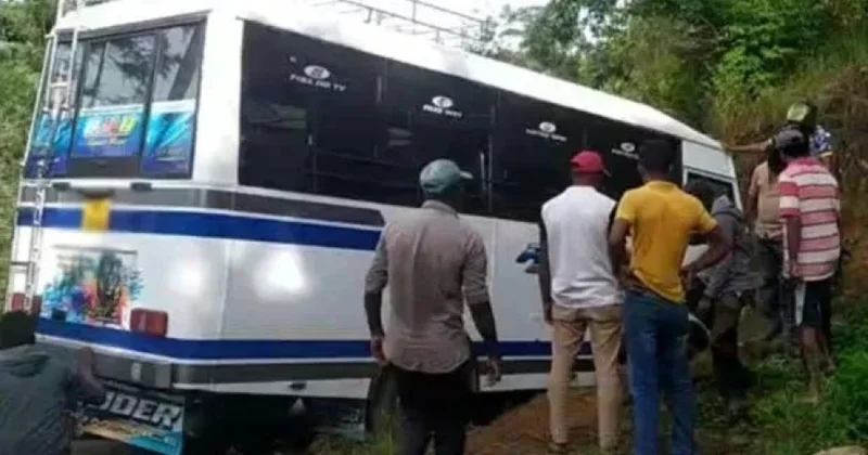 34 schoolchildren hospitalized after bus accident in central Sri Lanka