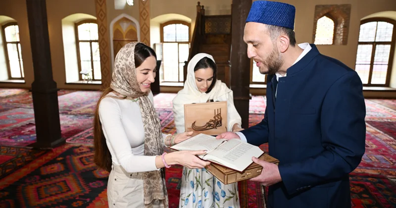 Leyla və Arzu Əliyevalara Xan məscidində “Qurani Kərim” hədiyyə olundu Fotolar
