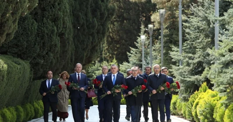 Səhiyyə Nazirliyinin rəhbərliyi Zərifə Əliyevanın əziz xatirəsini yad etdilər FOTOLAR