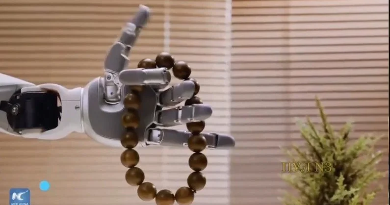 Çinlilərin yeni robot əli VİDEO
