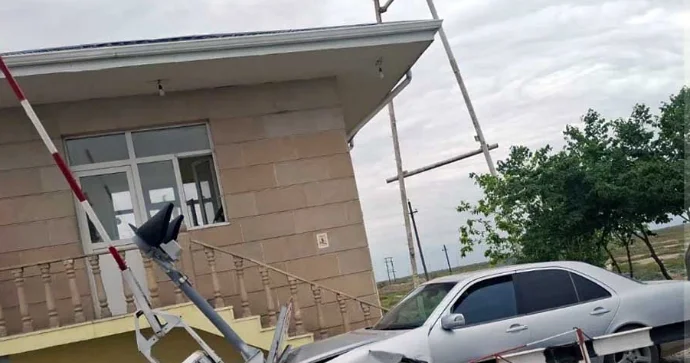 Mercedes dəmiryol keçidinə çırpıldı Kürdəmirdə qəza FOTO