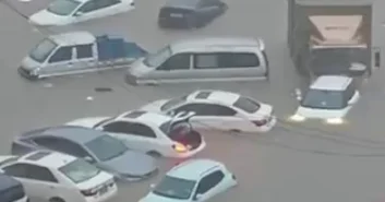 Çində rekord yağıntı Şəhər su altında qaldı VİDEO