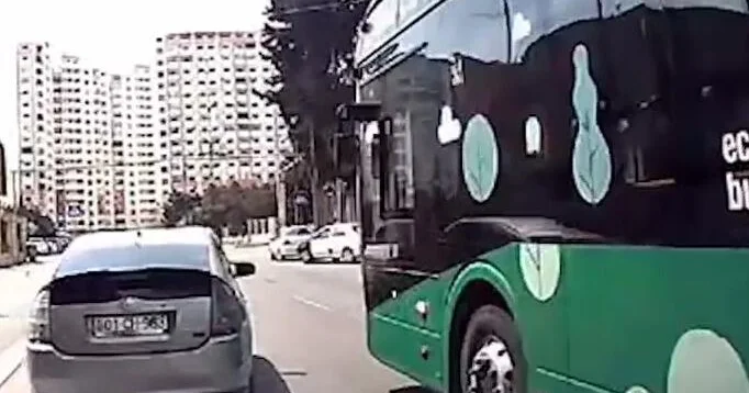 В Баку водитель бросил автобус посреди дороги ВИДЕО