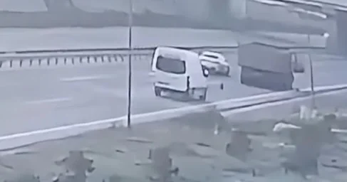 Dairəvi yolda ağır QƏZA: Mercedes yük maşını ilə TOQQUŞDU