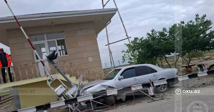 В Кюрдамире Mercedes врезался в шлагбаум железнодорожного переезда