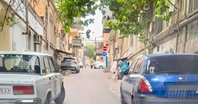 Bu küçədə park edilmiş maşınlar sürücülərə əngəl törətdi; arxa arxaya sürərək geri qayıtdılar VİDEO