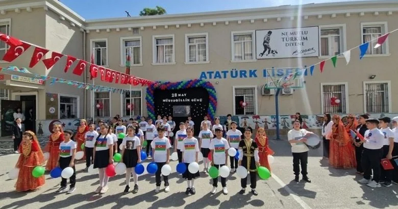 28 May Türk tarixinin şanlı səhifəsidir FOTO