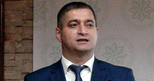 Elşən Qafarov: “Təhsil sistemini qeyri peşəkarlar və qeyri ciddi insanlar idarə edirlər...”