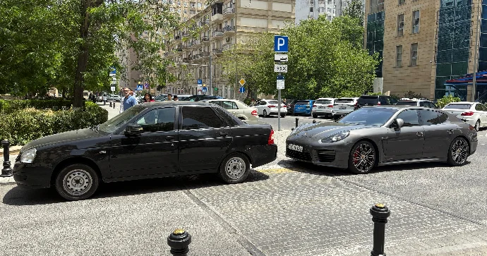 Sürücülər parkinqə pul ödəməmək üçün maşını piyada keçidinin üstündə saxladı FOTO