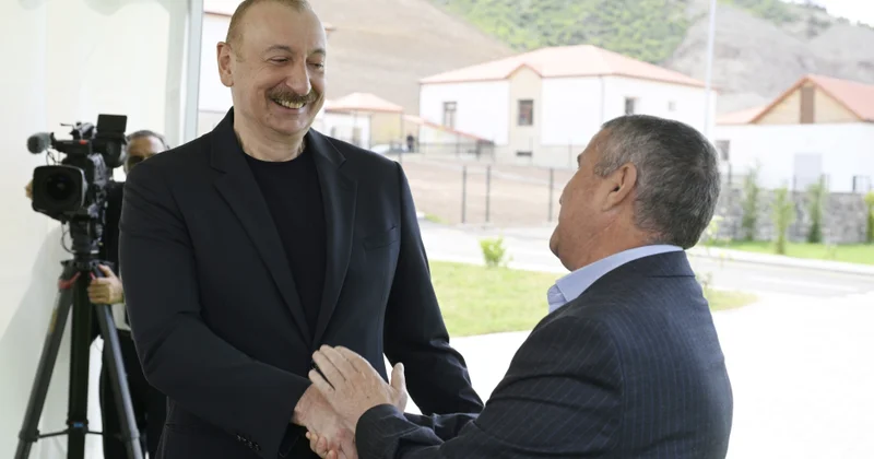 Prezident Bəylik sakinləri ilə görüşdü, ev açarları təqdim olundu FOTO
