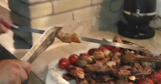 Kabab bişirərkən bıçaq xəsarəti aldı