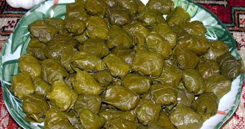 Yarpaqlar altındakı YALAN