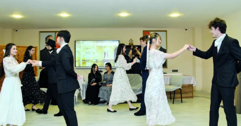 “Qürur və qərəz” ali məktəb səhnəsində
