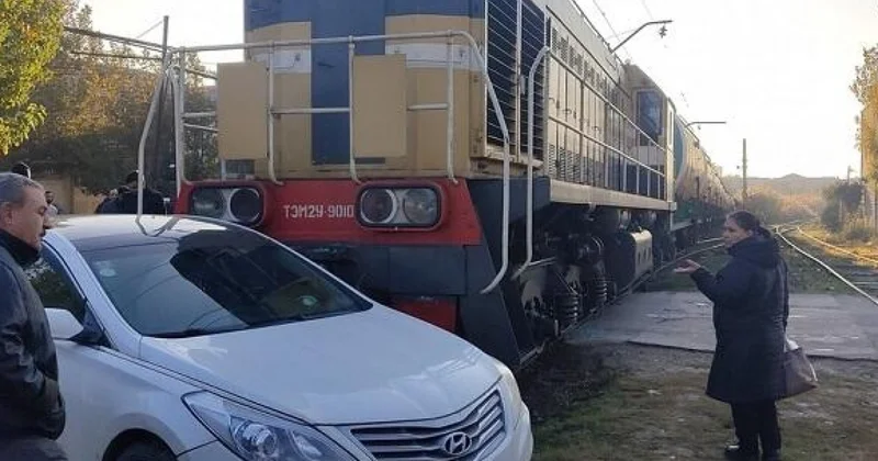 Ağdaşda avtomobil qatara çırpıldı Yaralılar var