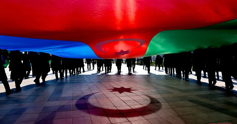 Öpüm kölgən düşən mübarək yeri! Azərbaycan bayrağına həsr olunmuş şeirlər