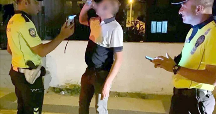 Sərxoş halda mikroavtobus sürən şəxs yol polisini aldatmaq üçün görün nələr etdi; 1300 cərimə VİDEO
