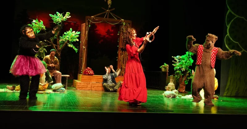 Şəki teatrı bayram günlərində məktəbli tamaşaçıları yeni tamaşa ilə sevindirir