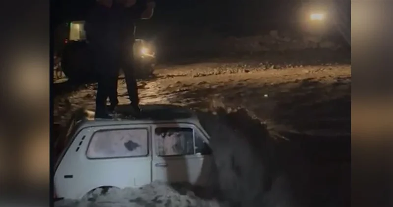 В Исмайыллы бурная река заблокировала внедорожник с людьми ВИДЕО