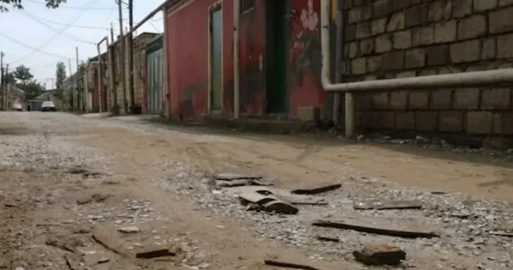 Скорая не приезжает : жители бакинского поселка жалуются на разрушенную дорогу