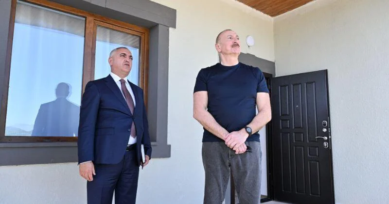 Президент Ильхам Алиев ознакомился с условиями, созданными в индивидуальных домах, предназначенных для военнослужащих, в Ходжалы ФОТО