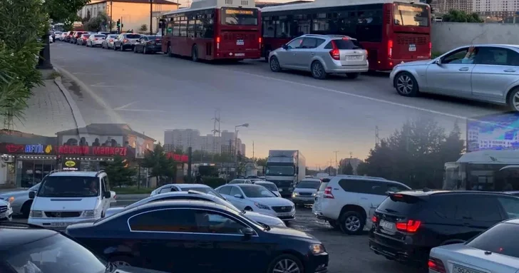 Ямы глубиной до 20 см и двухкилометровые пробки: жители Бинагади жалуются на состояние дорог