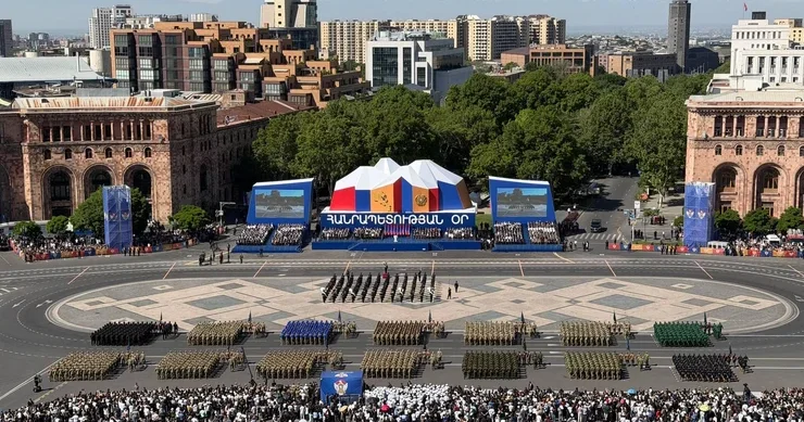 İrəvanın silah şousu Paşinyan Azərbaycanın ərazilərinin işğal olunduğunu etiraf etdi